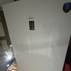 Midea Convertible Upright Freezer/Refrigerator 17-cu ft Garage Ready Frost-free Upright Freezer Used Great Condition