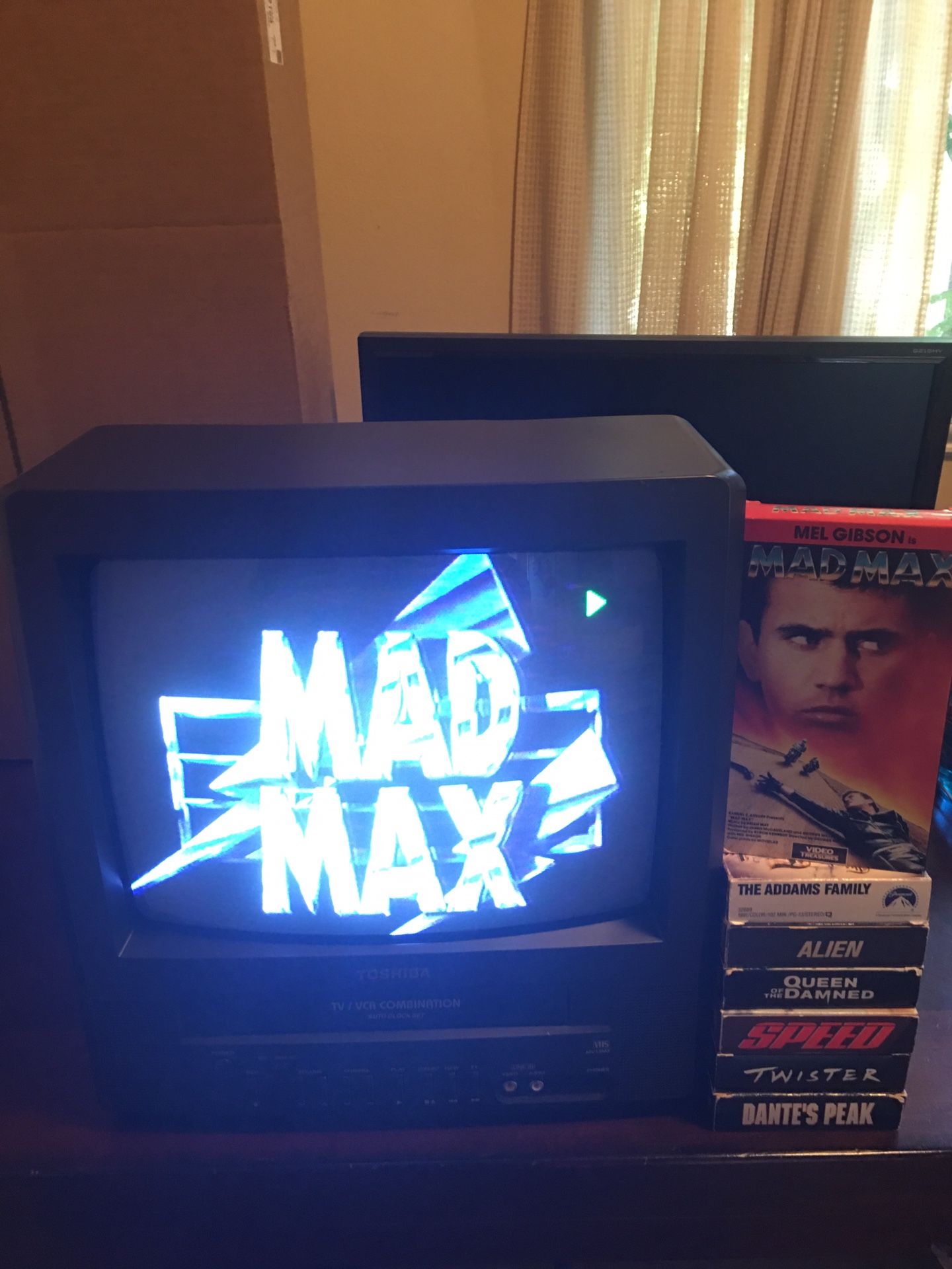 Toshiba 13” CRT TV/VCR Combo VHS Bundle, Tested Works! Retro Gaming, PS2 Looks Great On It!
