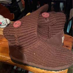 Ugg’s Size 4 Missing One Button 
