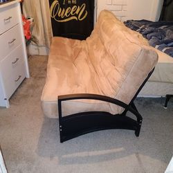 Alessa Futon Frame Set in Black and 8-Inch Mattress (Cream and Brown); Converts into a Bed; Dimensions: 77" x 52".  Juego de estructura de futón DHP A