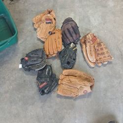 8x Baseball Gloves