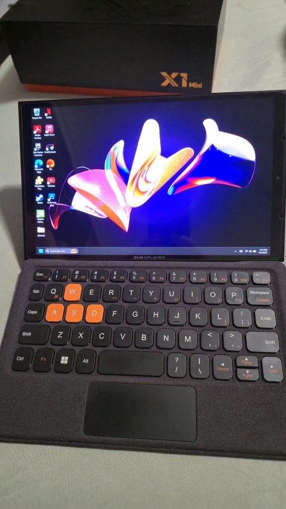 OneXPlayer X1 Mini (AMD 7 8840U/32GB/2TB) with Keyboard, Controllers,