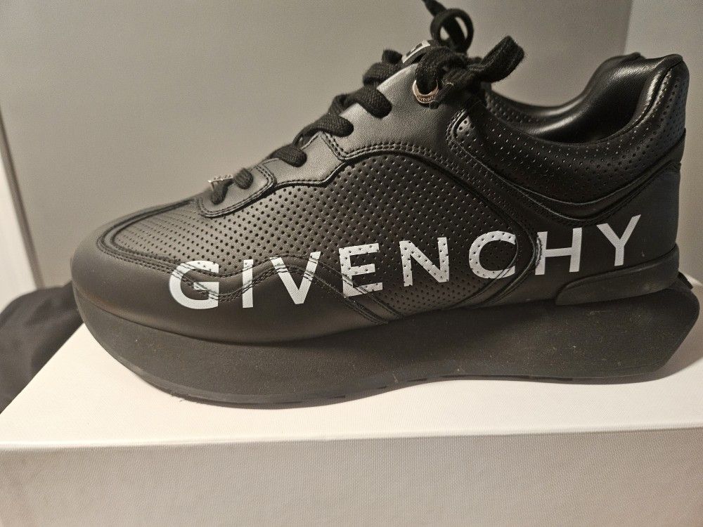 GIVENCHY MEN RIV SNEAKERS SIZE 9