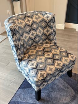 Accent Chair with 4 Pillows