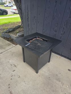 28" Firepit table w/ lava rocks. Includes tank