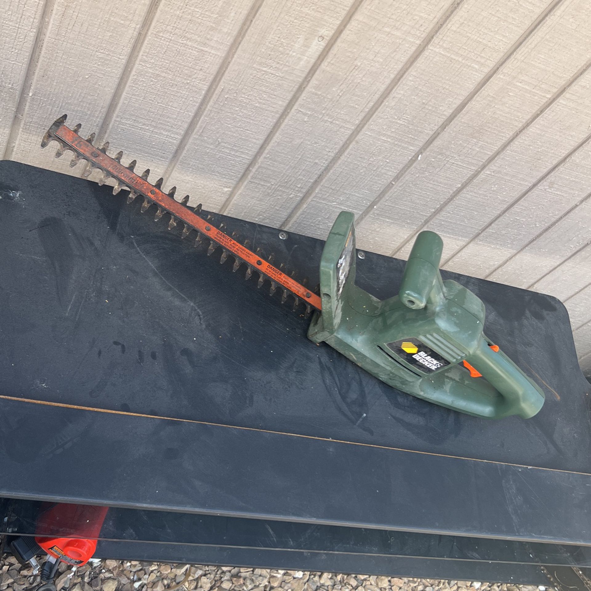 Black And Decker Electric Green Trimmer 16” Outdoor Clean Maintenance Tool Work Home Garden Matas Arbol Orange Electric for Sale in North Las Vegas, NV - OfferUp