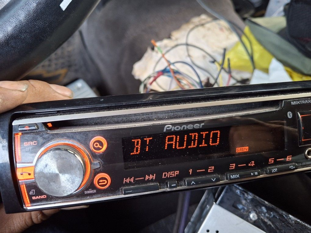 STEREO PIONEER CD AUX USB BLUETOOTH CAMBIA DE DIFERENTES COLORES GOOD CONDICIÓN ABLO ESPAÑOL