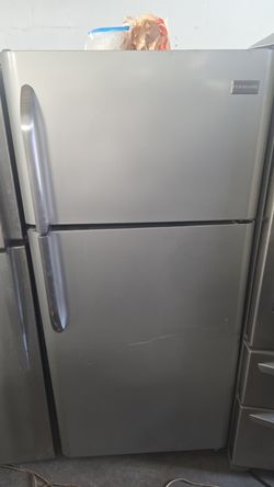 Frigidaire Stainless Steel Refrigerator - Clean & Ready! 🧊 Delivery Avail.