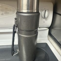 Thermos Brand 32 Oz Thermos Good Condition.