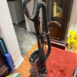 Shark Upright Vacuum – Powered Lift‑Away, Excellent Condition