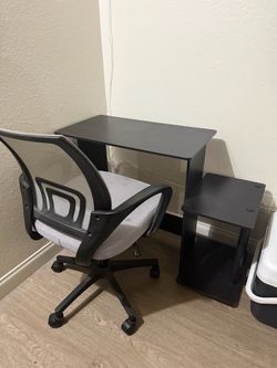 mesa de computadora con su silla 45$