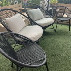 🌴🌴 Beautiful set of 4 modern chairs in good condition; the seat cushions have sun damage.