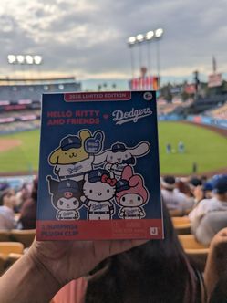 Dodgers Hello kitty and friends surprise plush clip NEW unopened box w/crown