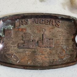 Vintage Las Vegas tin souvenir tray portraying old casinos.
Measures 6.75" inches across x 4.75" inches tall.
*** Cash 💸 only, please. Front Door pic