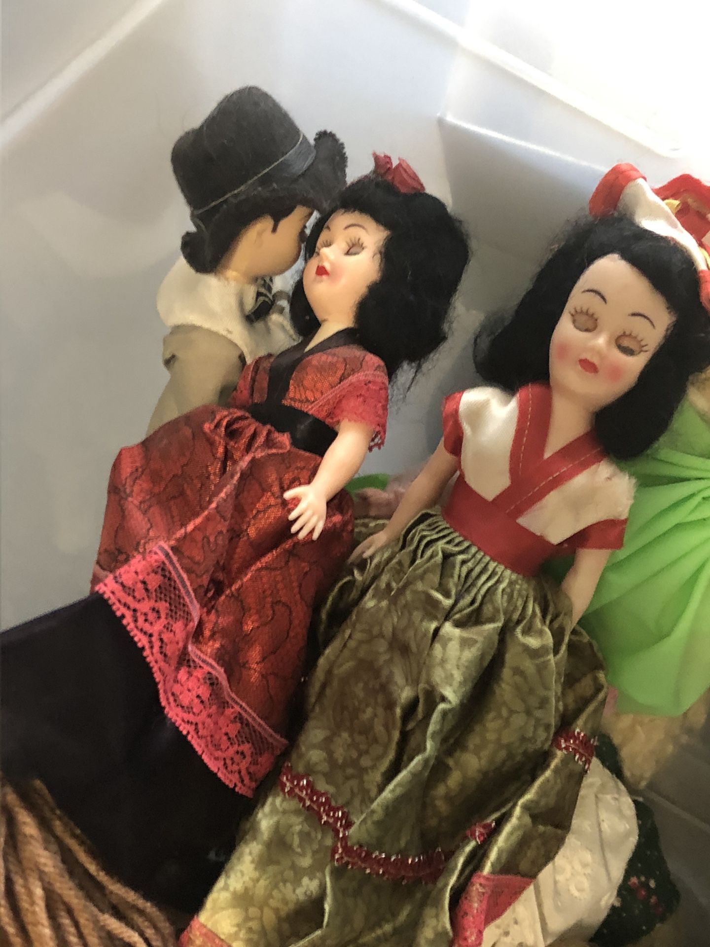 Assorted vintage dolls