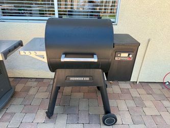 MOVING SALE‼️ Traeger Ironwood 650 Smart Pellet Smoker - Great Condition
