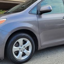 2011 Toyota Sienna LE 