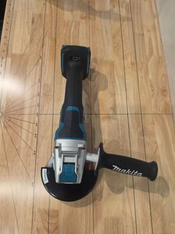 Makita XAG26
18V LXT 4-1/2 in. and 5 in.  X-LOCK Angle Grinder