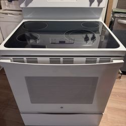 GE 4 Burner Electric Stove And Oven - 220V Plug