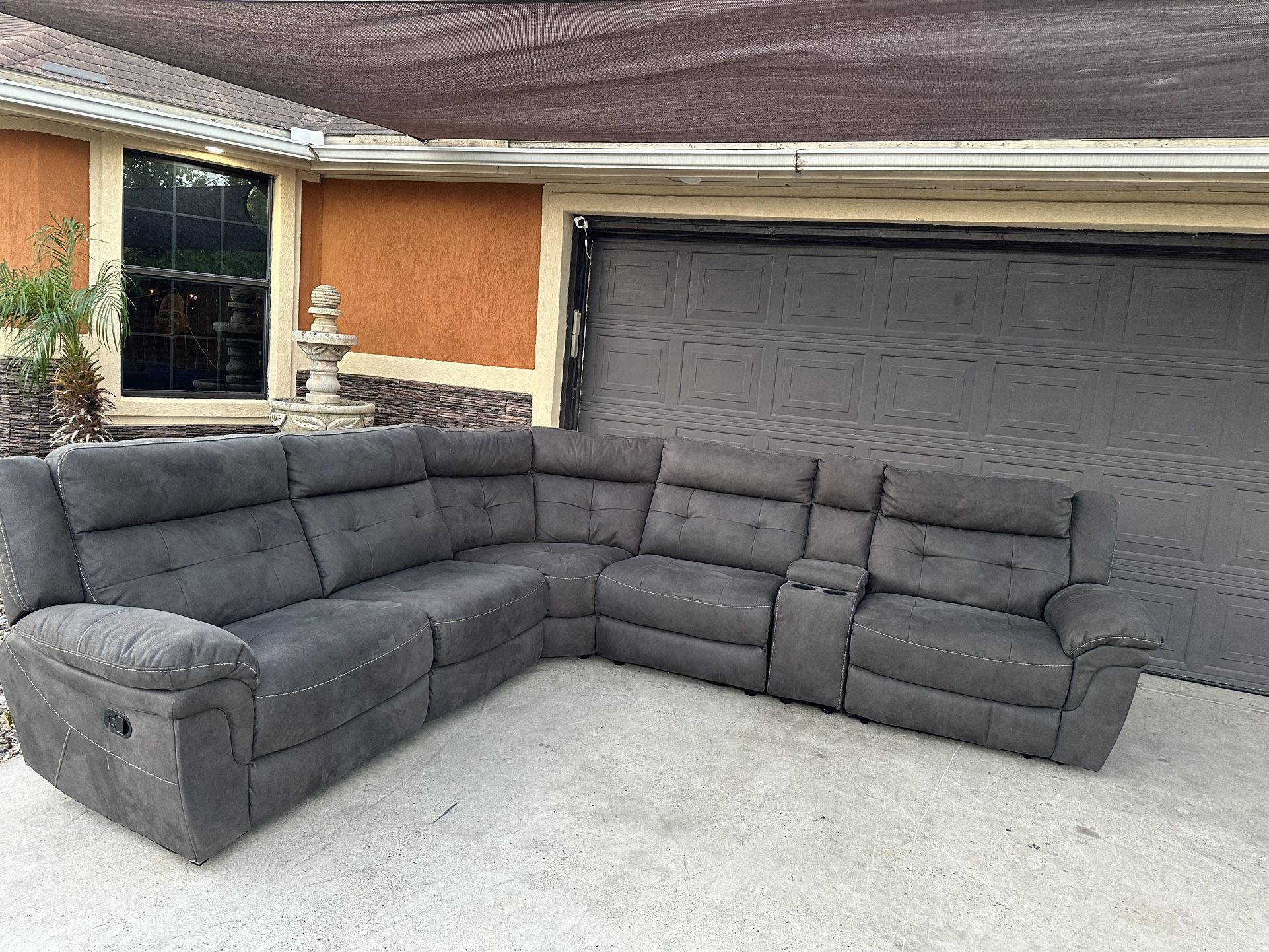 Beautiful seminew microsuede grey 6 piece sectional in great condition end sides recline must see asking 850