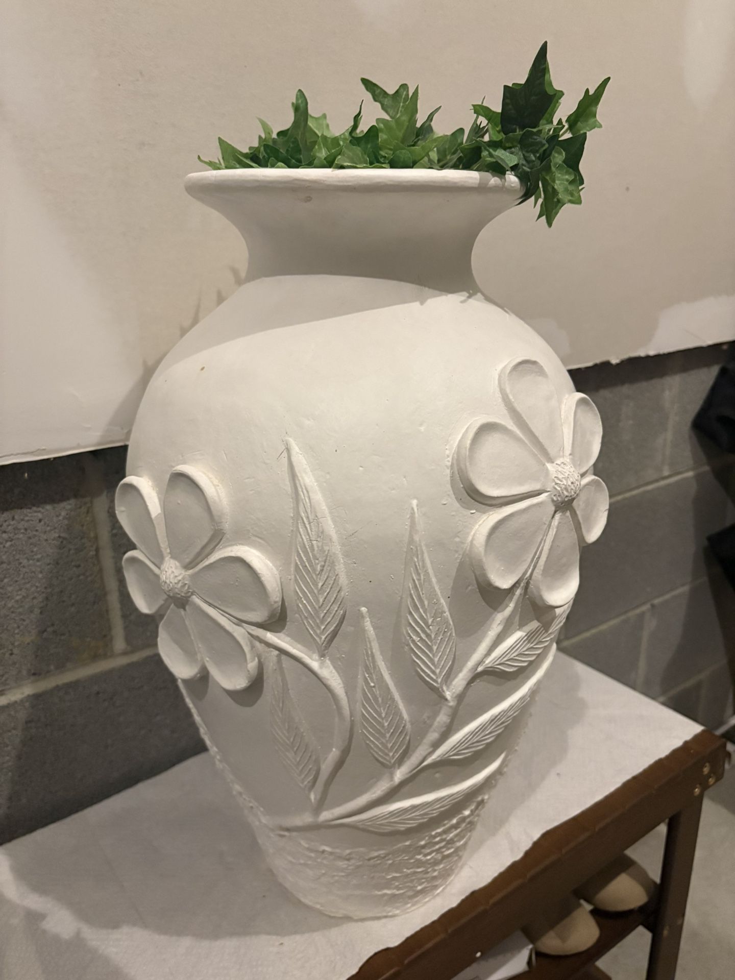 🌿 Large White Decorative Embossed Vase 🌿
