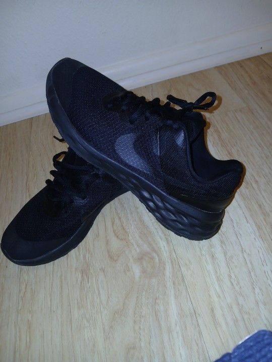 NEW 6Y NiKE SHOES