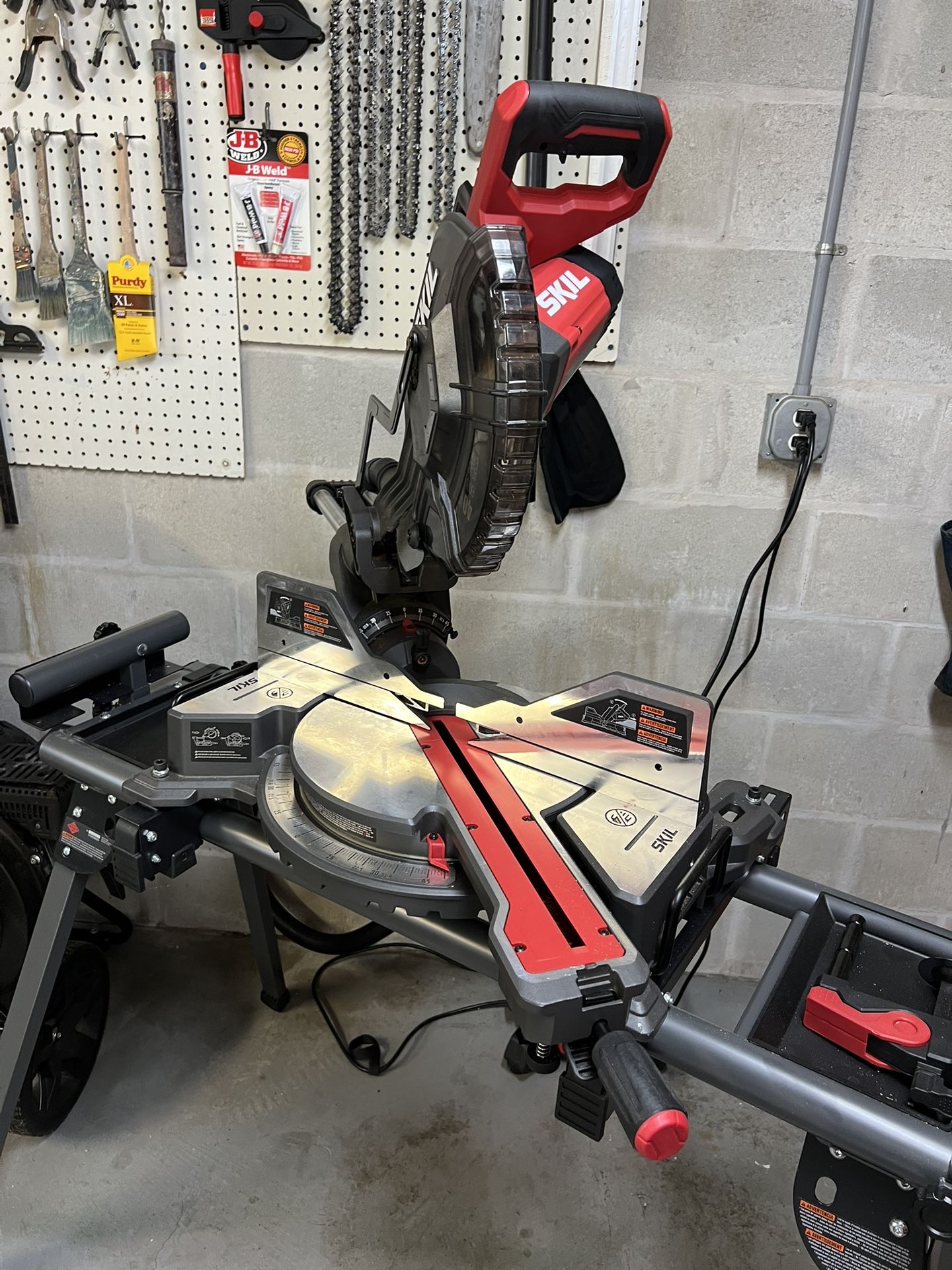 SKILL 10” PORTABLE COMPOUND LASER GUIDED SLIDING MITER SAW