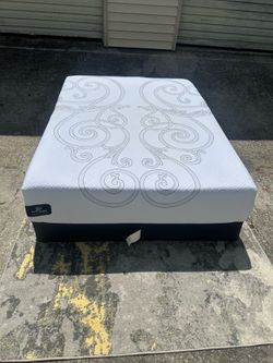 Queen Serta foam mattress and boxspring (Delivery available!)