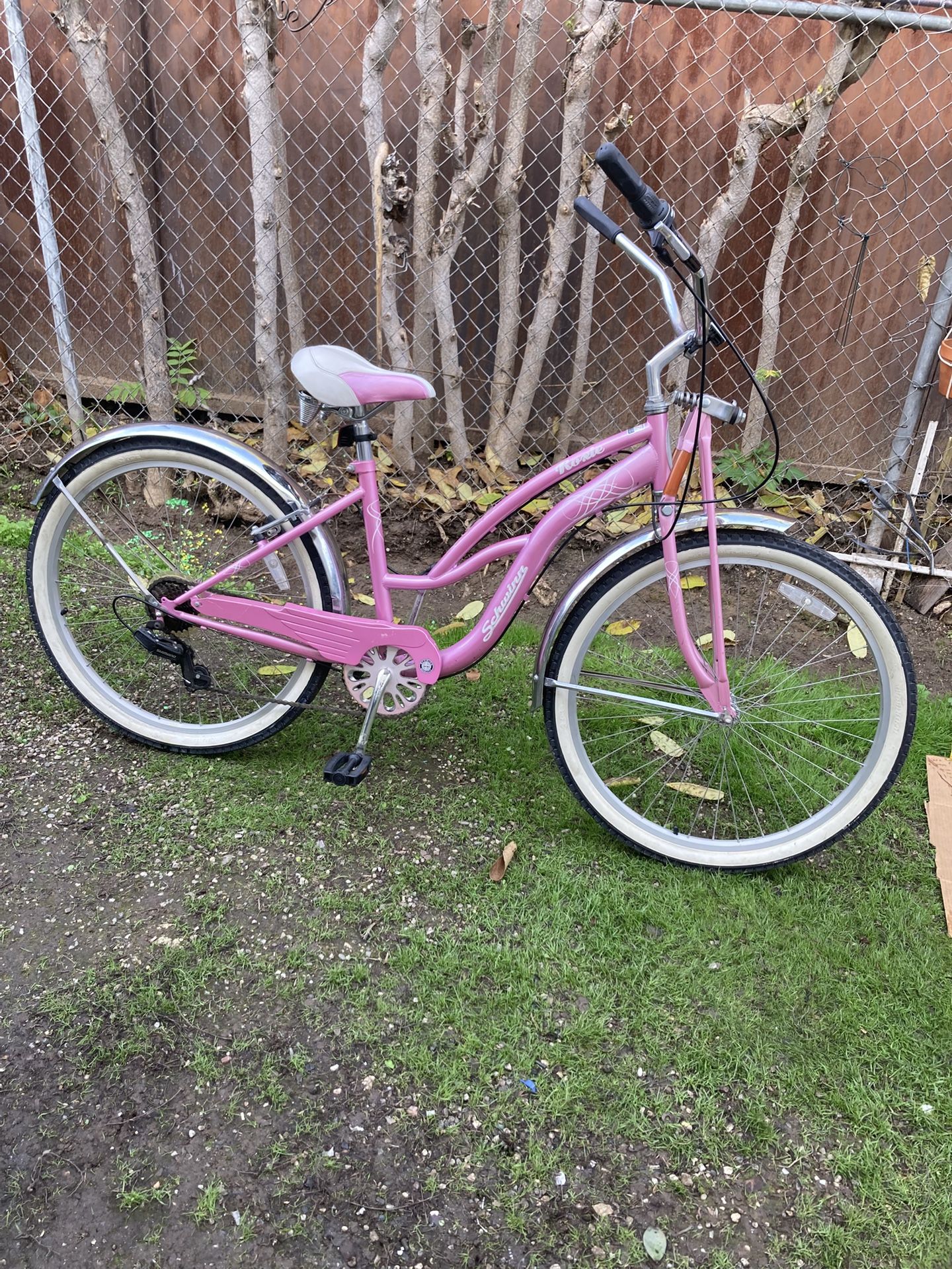 26 Inch Roxie Bike , 7 Speed, Ready To Ride , Perfect Condition , Please See Photos For Details, Cash Only 