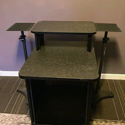 Escritorio para Estudio de Música + Stands de Monitores – $150 (Negociables)