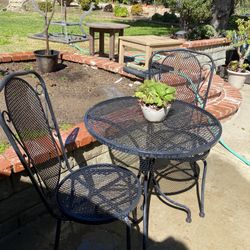 Very Nice Black Bistro Table & 2 Chairs