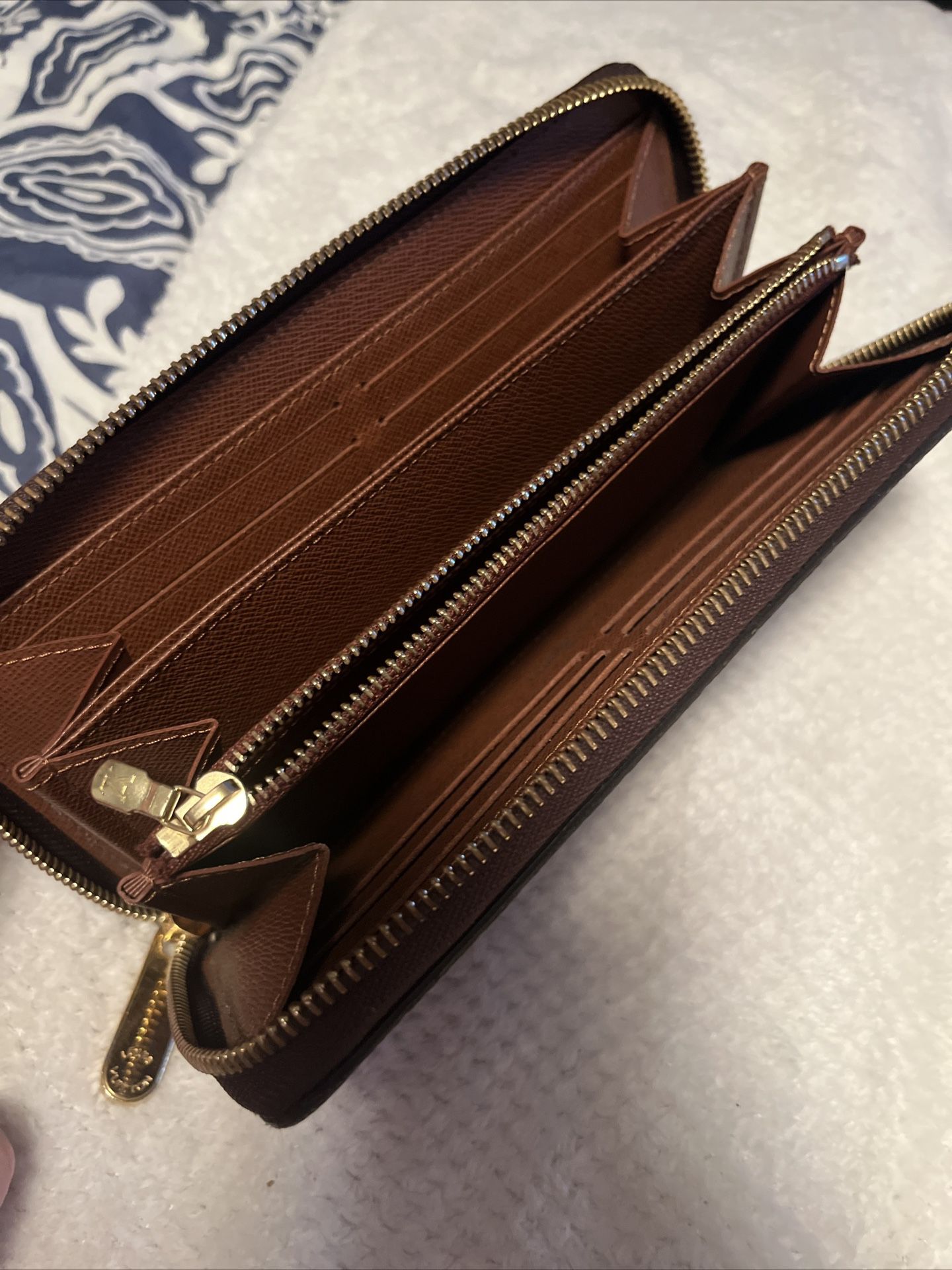 Brown Louis Vuitton Zippy WALLET for Sale in Brooklyn, NY - OfferUp