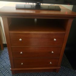 Dresser/ TV Stand 