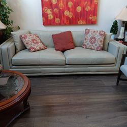 Louis Shank Couch 🛋 