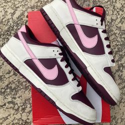 Brand new never worn men’s Nike dunk low. Valentine’s Day.