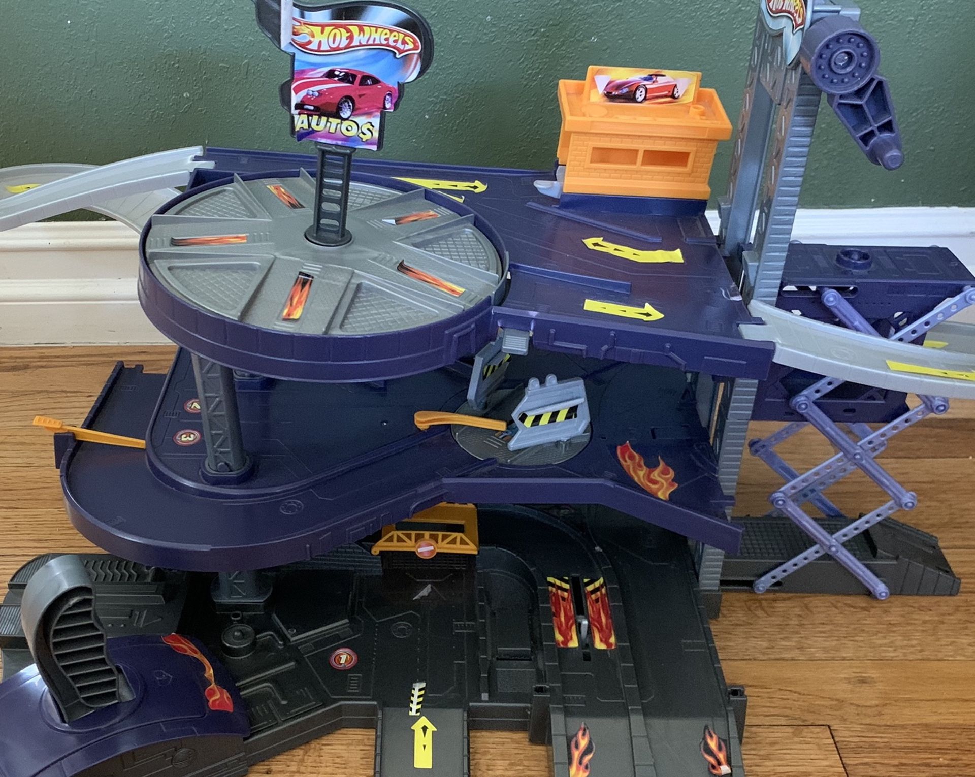 Mattel Hot Wheels Mega Garage Playset V3260