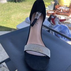 Awesome New Heels Never Worn. IN TBE BOX 