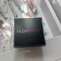 Huda Beauty setting powder in shaded poundcake