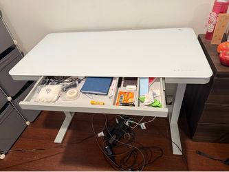 Free Desk - Tresanti Standing Desk 47 in (broken)
