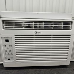 LIKE NEW SUPER CLEAN 5000 BTU AC AIR CONDITIONER WITH REMOTE