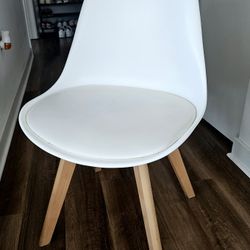 NORDIC STYLE WHITE CHAIR
