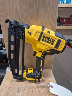 NEW Out Of Box Dewalt 20V Max XR 16ga Angled Finish Nailer DCN660 Tool Only