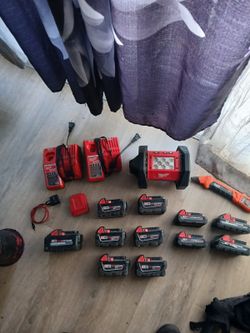 Milwaukee Charger And Batteries 6×5.0. 2× 3.0 2× 2.0. 1× 8.0