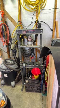 Harbor Freight 12 ton press. Like new