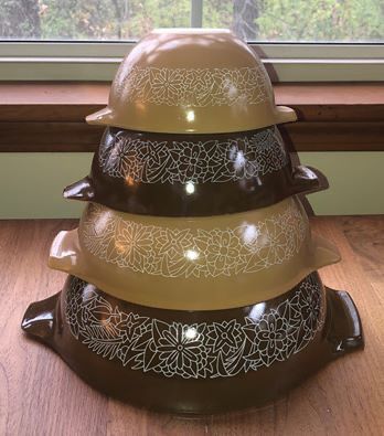 4pc set of Vintage Pyrex Nesting Bowls - Woodland Pattern