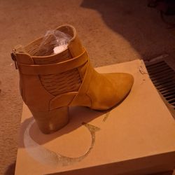 Women's boot closed toe