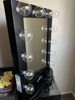Vanity Mirror With Light Bulbs