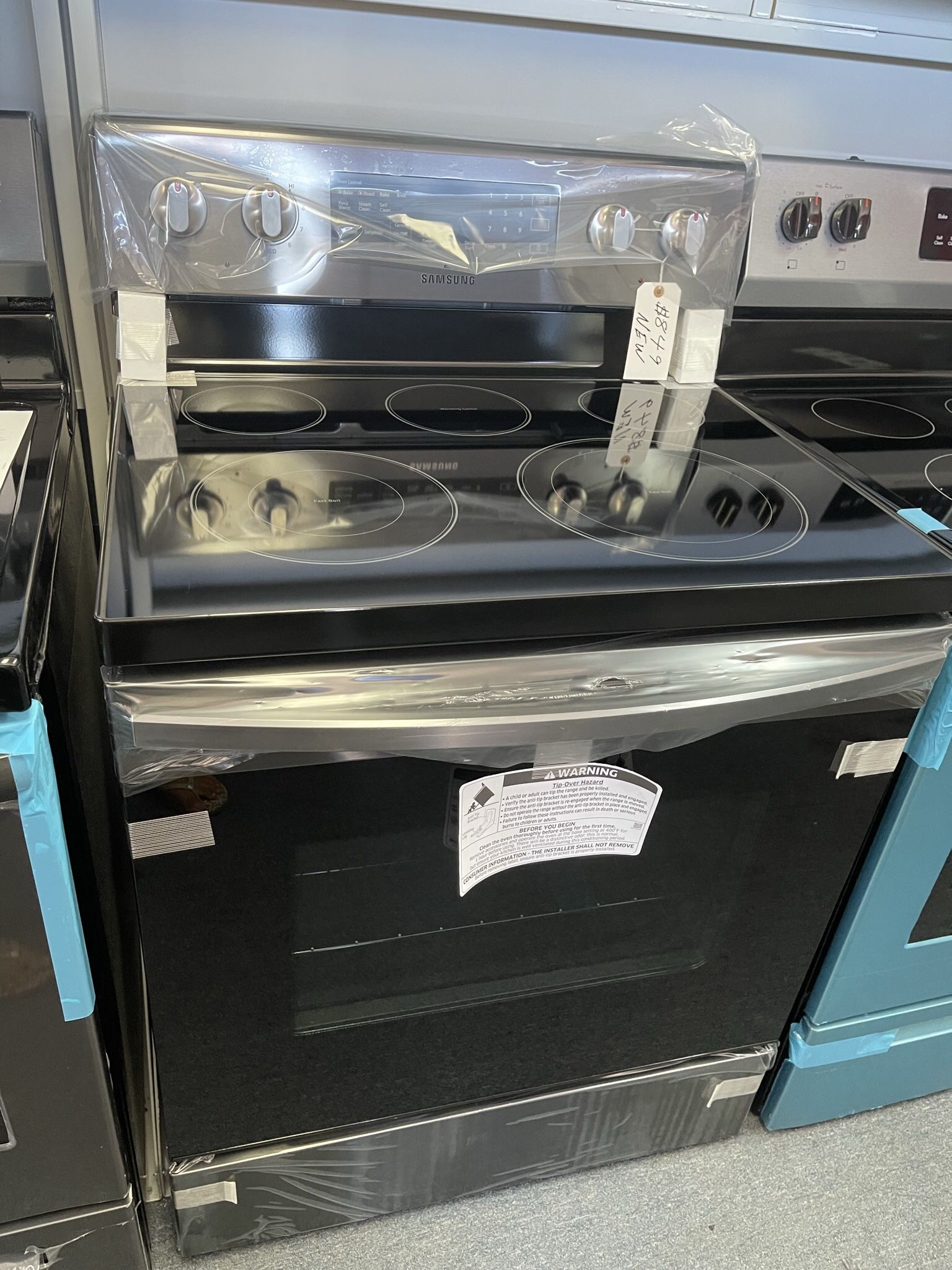 New Scratch And Dent Samsung 5 Burner Glass Top Black Stainless Steel Range. 1 year Warranty 