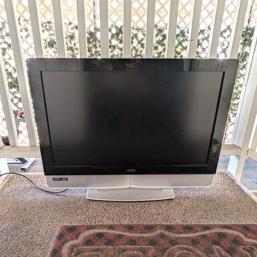 Vizio 32 Inch Flat Screen Television - HDTV - HDMI - Excellent Condition - Remote
