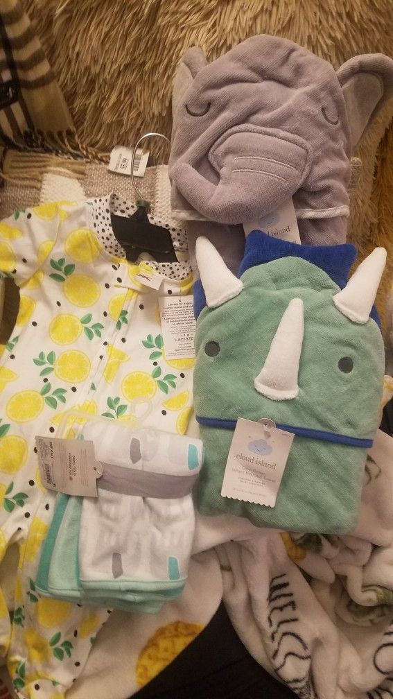 2 Hoodie Baby bath towels 6mon, onesie wash cloths NEW